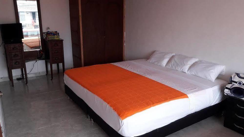 Hostal Deluxe Santander Манисалес Экстерьер фото