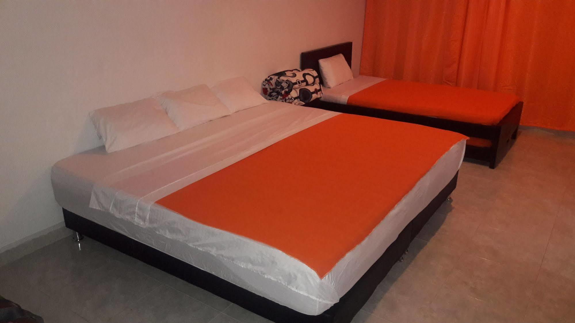 Hostal Deluxe Santander Манисалес Экстерьер фото