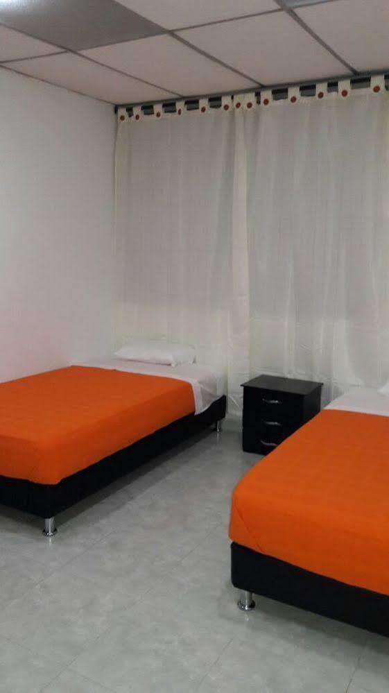 Hostal Deluxe Santander Манисалес Экстерьер фото